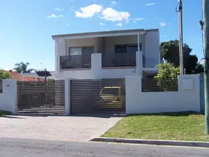 Dolphin Avenue Duplex pairs on two 405m2 narrow frontage sites in Mermaid Beach, HHH Architects 2009 & 2010